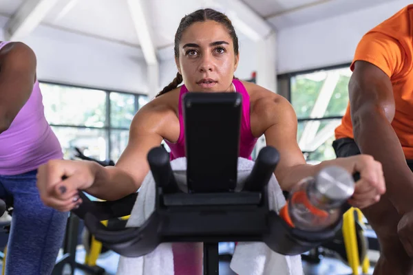 Close Mulher Branca Forma Exercício Bicicleta Exercício Centro Fitness Ginásio — Fotografia de Stock