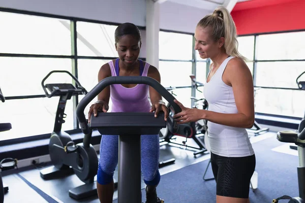 Vista Frontal Del Entrenador Femenino Afroamericano Que Ayuda Mujer Hacer —  Fotos de Stock