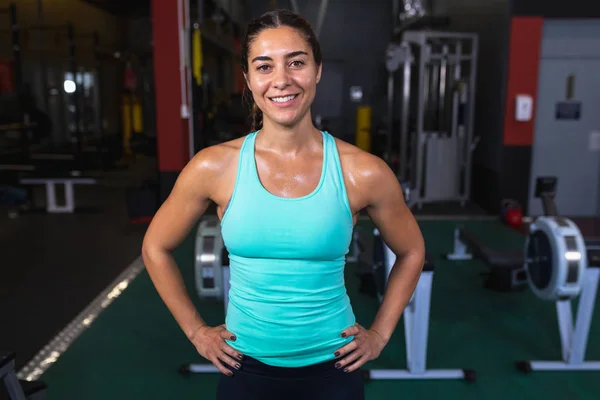 Retrato Mujer Caucásica Atlética Pie Con Las Manos Cadera Gimnasio —  Fotos de Stock