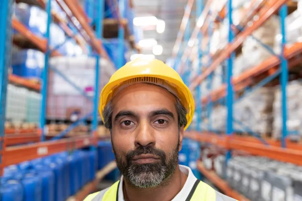 Primer Plano Del Trabajador Masculino Mirando Cámara Almacén — Foto de Stock