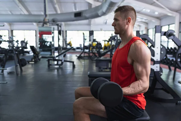 Vue Latérale Homme Caucasien Faisant Exercice Avec Haltère Dans Centre — Photo