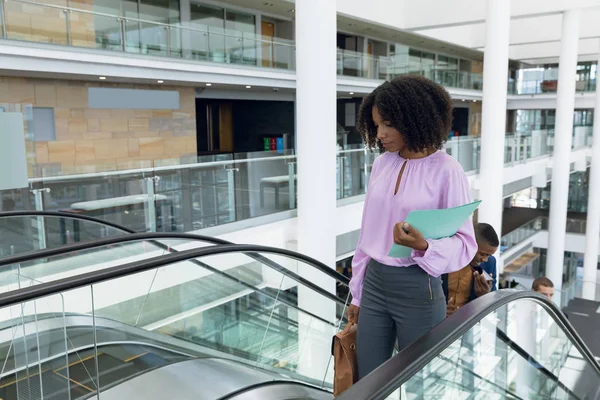 Vista Frontal Una Joven Mujer Negocios Afroamericana Sosteniendo Archivo Bolso — Foto de Stock