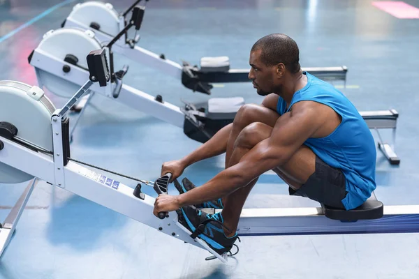 Vista Lateral Homem Ajuste Afro Americano Exercitando Máquina Remo Centro — Fotografia de Stock