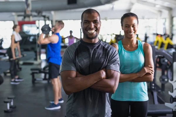 站在健身中心的非洲裔美国男子和妇女的画像 健康的人锻炼身体和训练的明亮的现代体育馆 — 图库照片