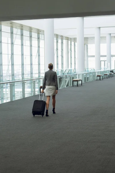 Vista Traseira Mulher Negócios Andando Com Bagagem Corredor Escritório — Fotografia de Stock