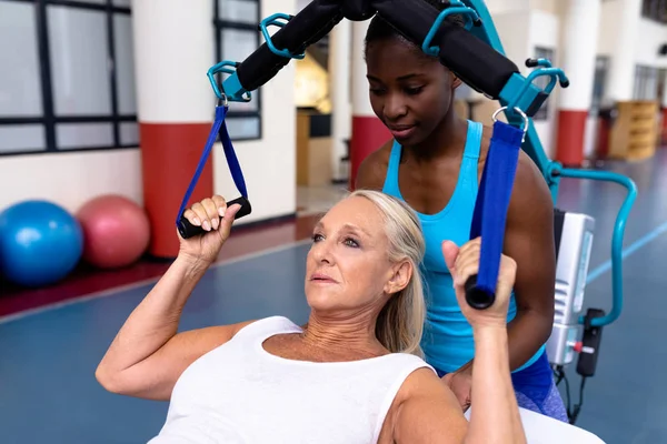 Front View African American Female Trainer Helping Disabled Caucasian Active — ストック写真