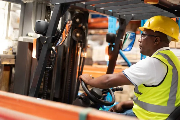 Tampilan Samping Dari Staf Laki Laki Mengendarai Forklift Gudang — Stok Foto