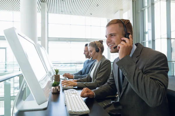 Affärsman Med Sina Kollegor Pratar Headset Vid Skrivbordet Office — Stockfoto