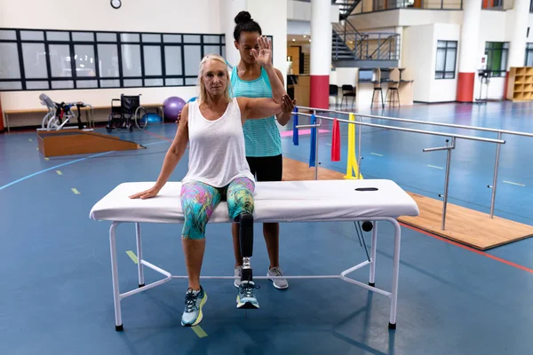 Front View African American Female Trainer Assisting Disabled Καυκάσια Ενεργός — Φωτογραφία Αρχείου