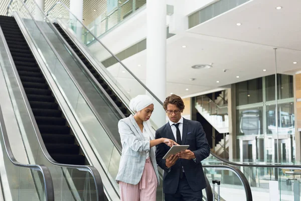 Front View Business People Discussing Digital Tablet Escalator Modern Office — Stock Photo, Image