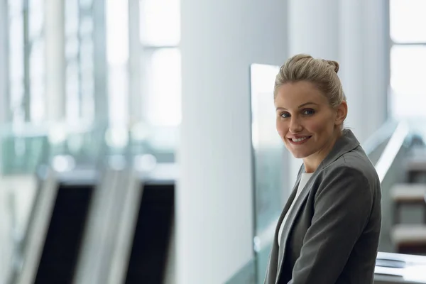 Retrato Mujer Negocios Feliz Pie Pasillo Oficina — Foto de Stock