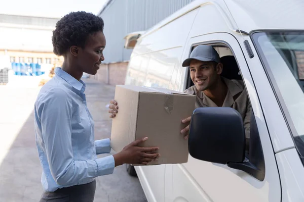 Zijaanzicht Van Bezorger Die Parcel Aan Warehouse Manager Buiten Het — Stockfoto