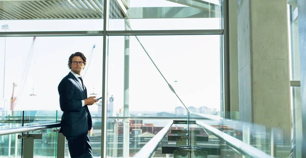 Vista Laterale Dell Uomo Affari Che Distoglie Sguardo Mentre Utilizza — Foto Stock