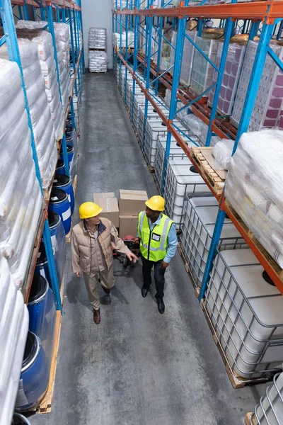 Visão Alto Ângulo Equipe Feminina Interagindo Com Seu Colega Trabalho — Fotografia de Stock