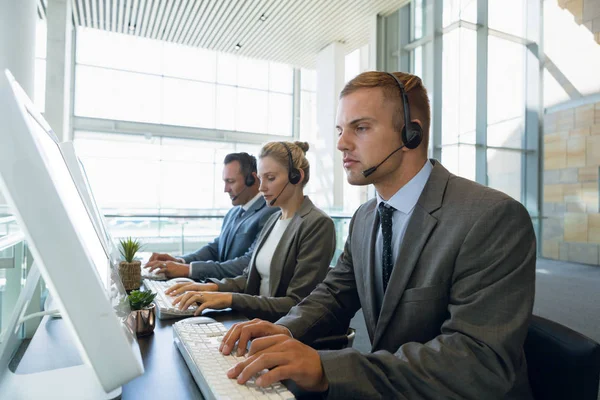 Uomini Affari Che Lavorano Insieme Computer Alla Scrivania Ufficio — Foto Stock