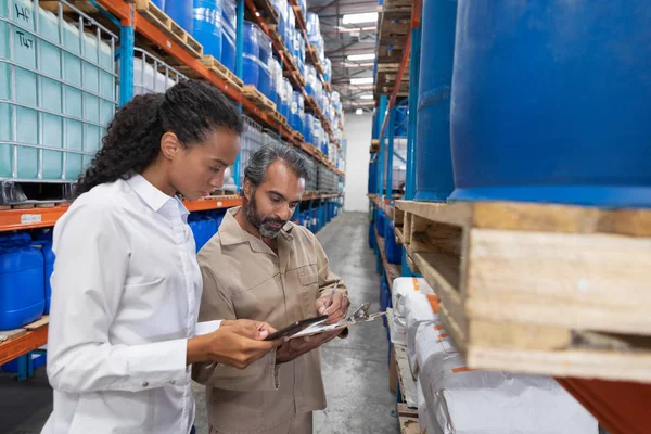 Zijaanzicht Van Vrouwelijke Manager Mannelijke Staf Klembord Magazijn — Stockfoto