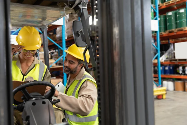 Multi Ethnic Male Female Staff Discussing Together Clipboard Warehouse — Stock Photo, Image