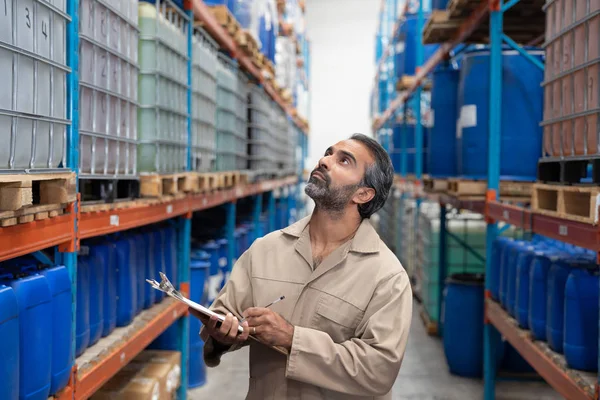 Personal Masculino Escribiendo Portapapeles Mientras Revisa Las Existencias Almacén — Foto de Stock