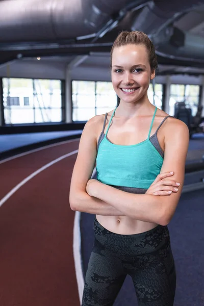 Porträt Einer Kaukasischen Sportlerin Die Mit Verschränkten Armen Fitnessstudio Steht — Stockfoto