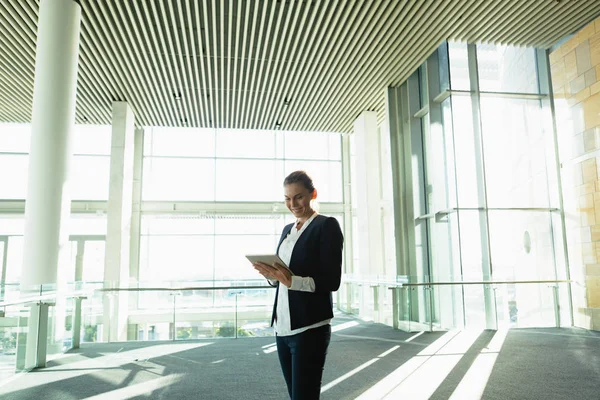 Happy Businesswoman Pracy Tablecie Cyfrowym Nowoczesnym Budynku Biurowym — Zdjęcie stockowe