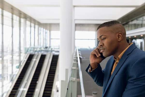 Vista Vicino Del Giovane Uomo Affari Afroamericano Che Una Telefonata — Foto Stock