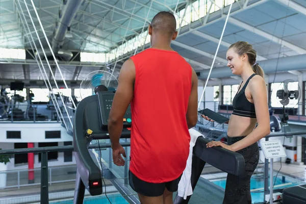 Vista Trasera Del Entrenador Femenino Caucásico Que Ayuda Hombre Hacer —  Fotos de Stock