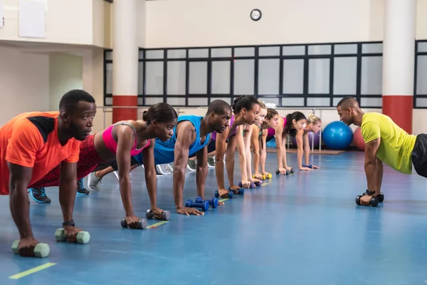 Vue Latérale Entraînement Des Entraîneurs Masculins Exercice Avec Haltères Dans — Photo