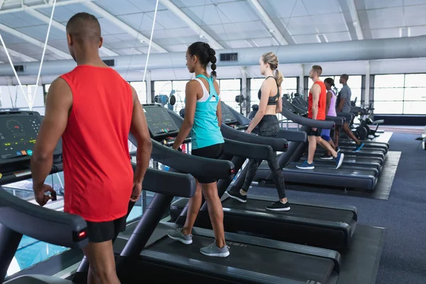 Fitness Merkezinde Koşu Bandında Egzersiz Yapan Farklı Insanların Arka Görünümü — Stok fotoğraf