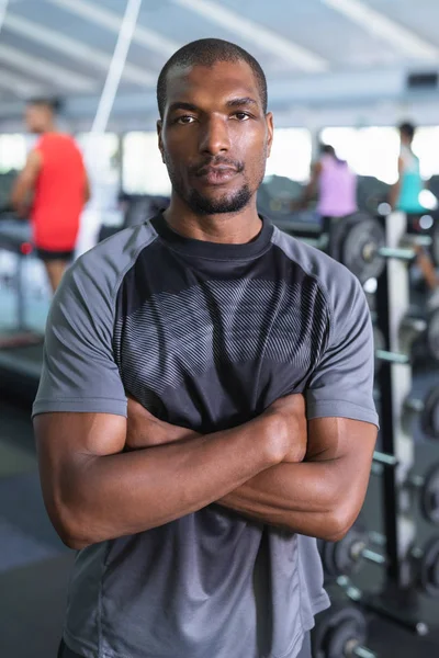 Primer Plano Del Hombre Afroamericano Forma Pie Con Los Brazos —  Fotos de Stock