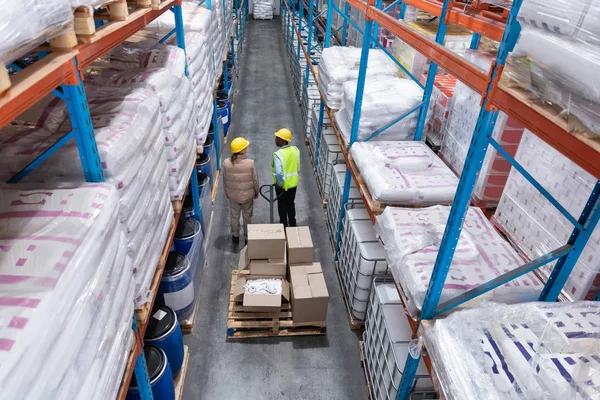 Visão Alto Ângulo Equipe Feminina Interagindo Com Seu Colega Trabalho — Fotografia de Stock