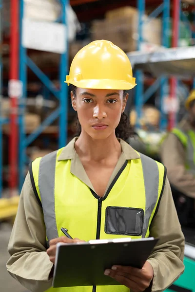 Retrato Pessoal Feminino Escrevendo Área Transferência Armazém — Fotografia de Stock