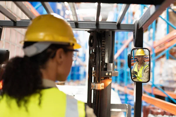 Vista Trasera Del Personal Femenino Conduciendo Carretilla Elevadora Almacén — Foto de Stock