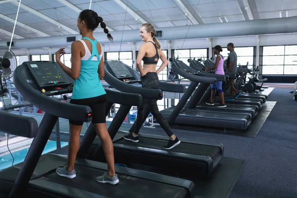 健身中心跑步机上运动的各种健康女子的背景图 — 图库照片