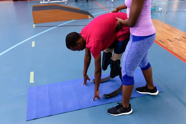 Side View African American Female Trainer Assisting Disabled African American — ストック写真