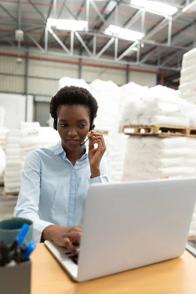 Vista Frontal Del Gerente Femenino Hablando Auriculares Mientras Usa Portátil — Foto de Stock