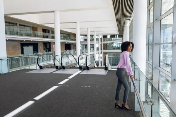 Visão Lateral Completa Jovem Empresária Afro Americana Olhando Pela Janela — Fotografia de Stock