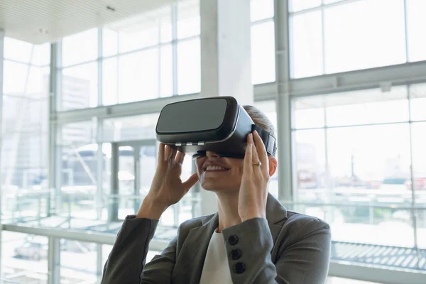 Empresaria Que Utiliza Realidad Virtual Pasillo Oficina — Foto de Stock