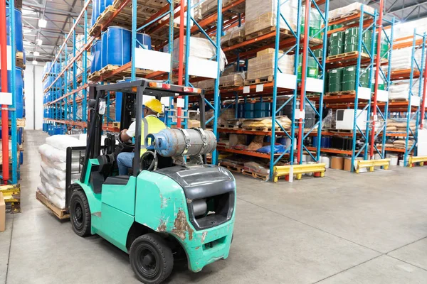 Depoda Forklift Kullanan Erkek Personelin Arka Görünümü — Stok fotoğraf