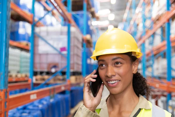 Nahaufnahme Einer Arbeiterin Die Einer Lagerhalle Mit Dem Handy Telefoniert — Stockfoto