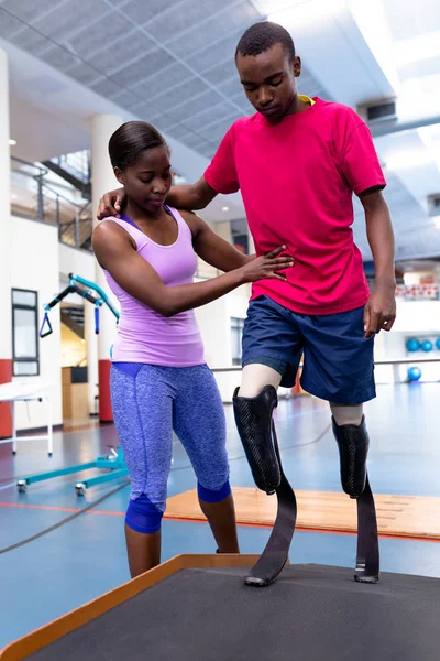 Pohled Zepředu Afroamerického Fyzioterapeuta Pomáhajícího Postiženému Afroameričanovi Při Chůzi Protetickou — Stock fotografie
