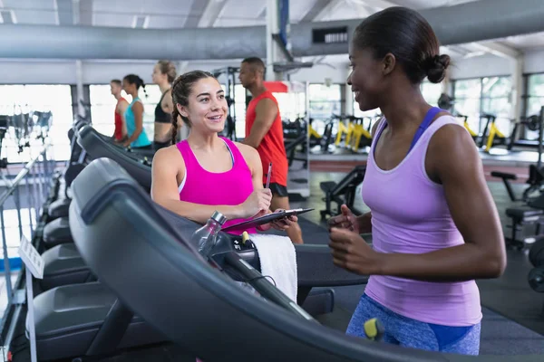 Přední Pohled Bělošku Ženského Trenéra Interagujícího Afroameričankou Fitness Centru Světlé — Stock fotografie