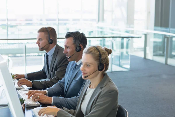 Mujer Negocios Con Sus Colegas Hablando Auriculares Escritorio Oficina —  Fotos de Stock