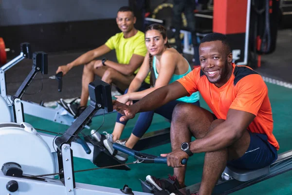 Retrato Personas Forma Diversa Haciendo Ejercicio Con Máquina Remo Gimnasio —  Fotos de Stock