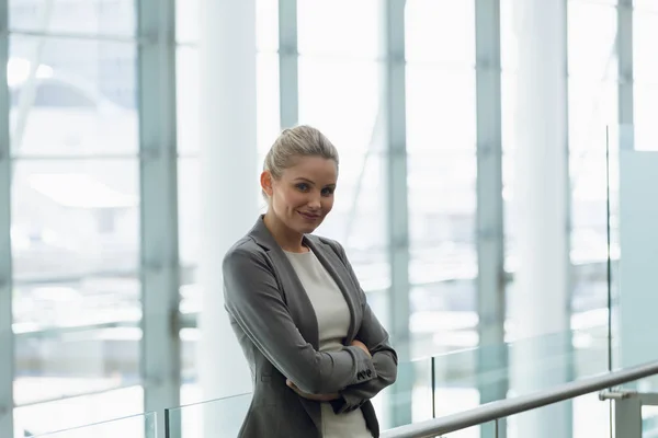 Retrato Mujer Negocios Feliz Pie Con Los Brazos Cruzados Pasillo — Foto de Stock