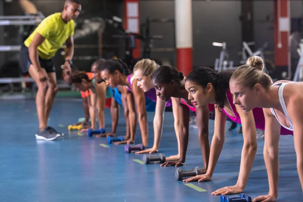 Vista Laterale Del Trainer Afroamericano Maschile Che Allena Persone Multietniche — Foto Stock