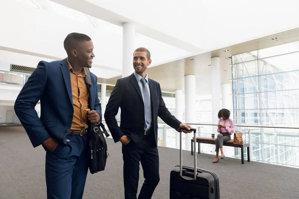 Vista Frontal Joven Afroamericano Joven Hombre Negocios Caucásico Hablando Mientras — Foto de Stock