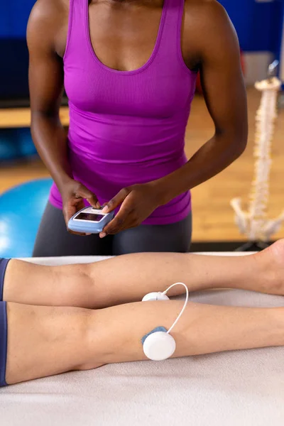 Mittelteil Der Physiotherapeutin Gibt Aktive Frau Sportzentrum Elektrostimulation — Stockfoto