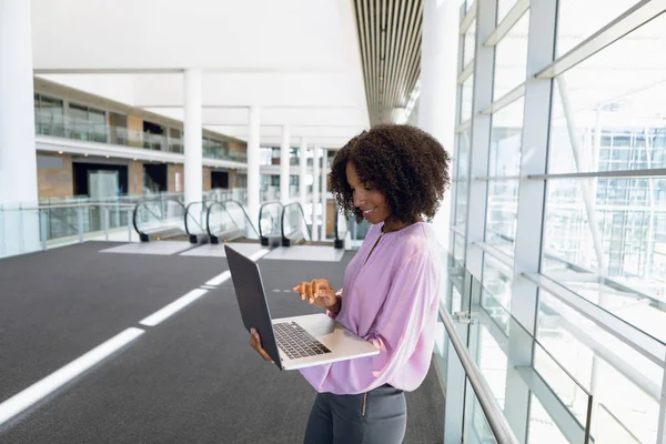 Zijaanzicht Van Jonge Afro Amerikaanse Zakenvrouw Staande Met Laptop Computer — Stockfoto