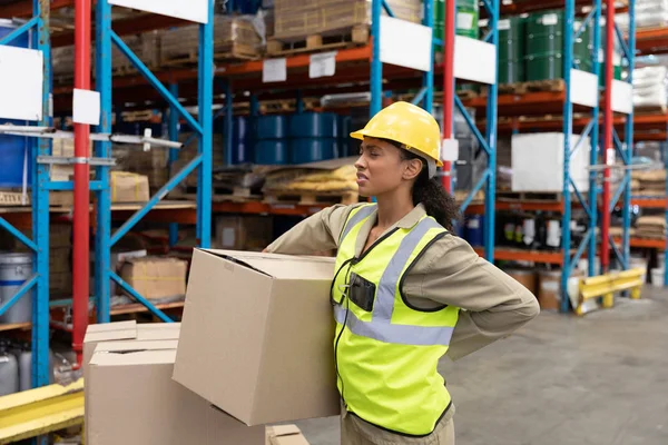 Female Staff Suffering Back Pain While Holding Heavy Cardboard Box — Stock Photo, Image