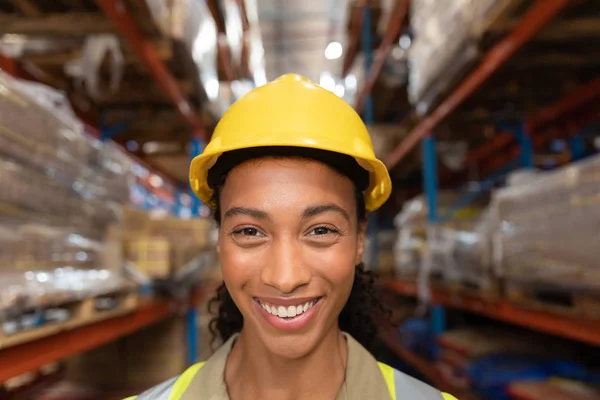 倉庫でカメラを見て幸せな女性労働者の肖像 — ストック写真